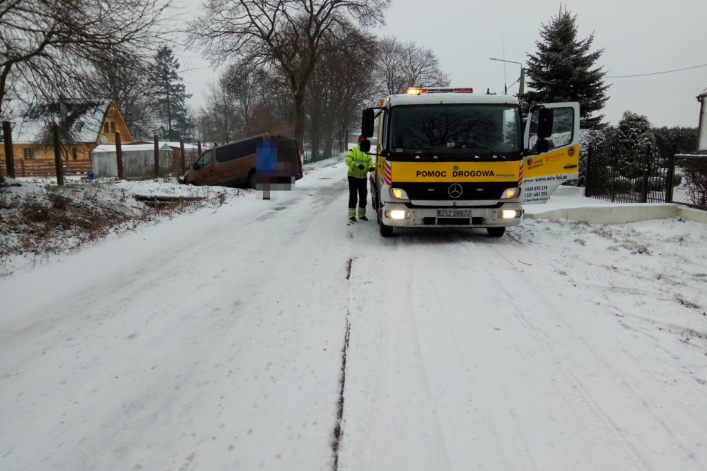 Omulna, auto w rowie, droga zaśnieżona