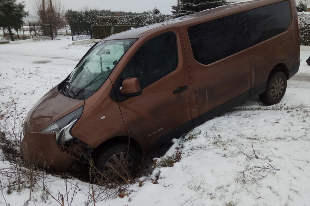 Omulna, auto w rowie, droga zaśnieżona