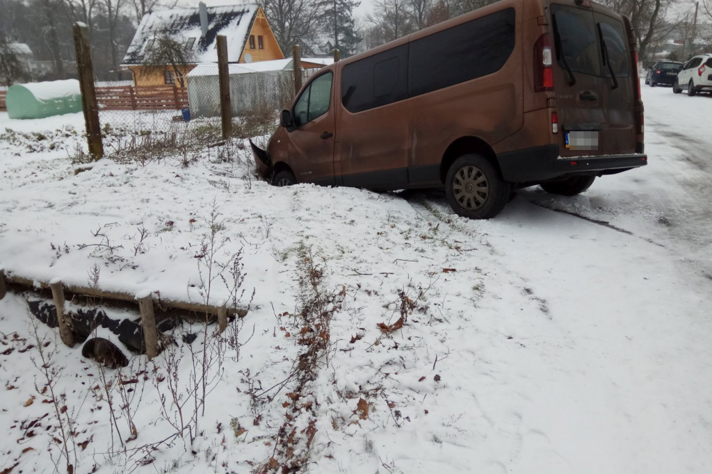 Omulna, auto w rowie, droga zaśnieżona