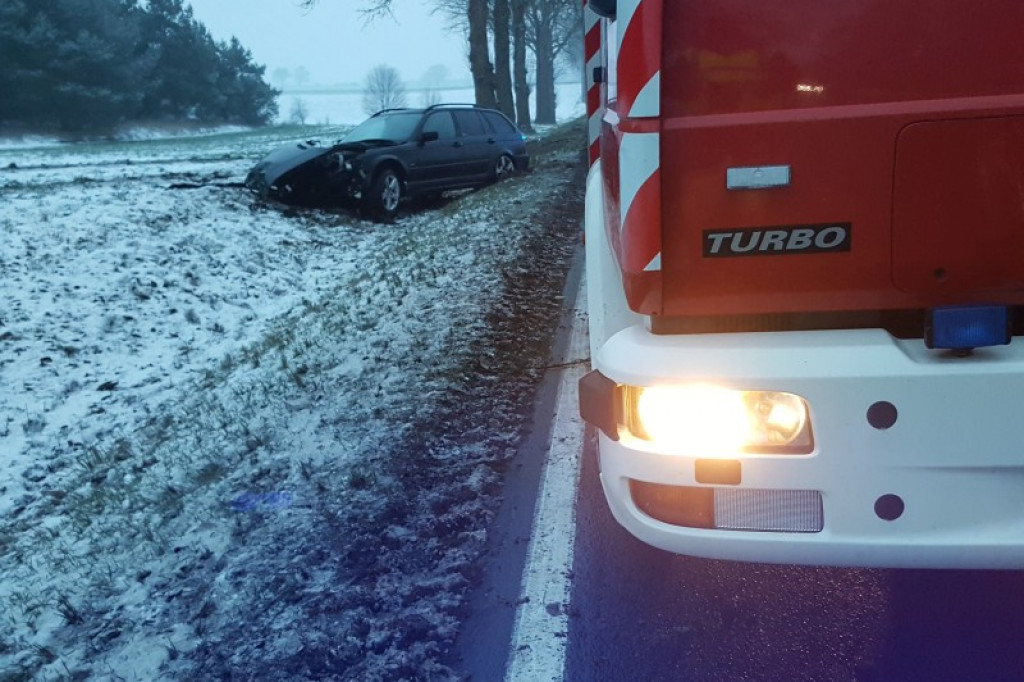 BMW w rowie. Kierująca w szpitalu
