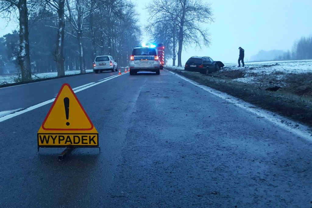 BMW w rowie. Kierująca w szpitalu