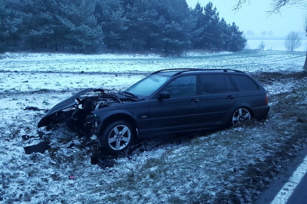 BMW w rowie. Kierująca w szpitalu