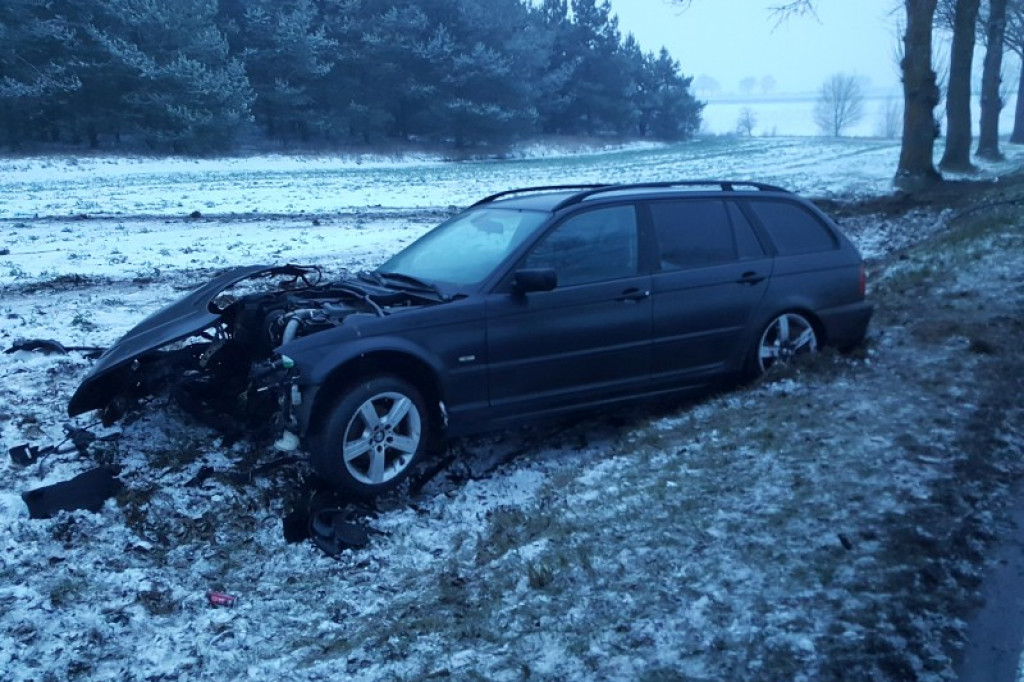 BMW w rowie. Kierująca w szpitalu