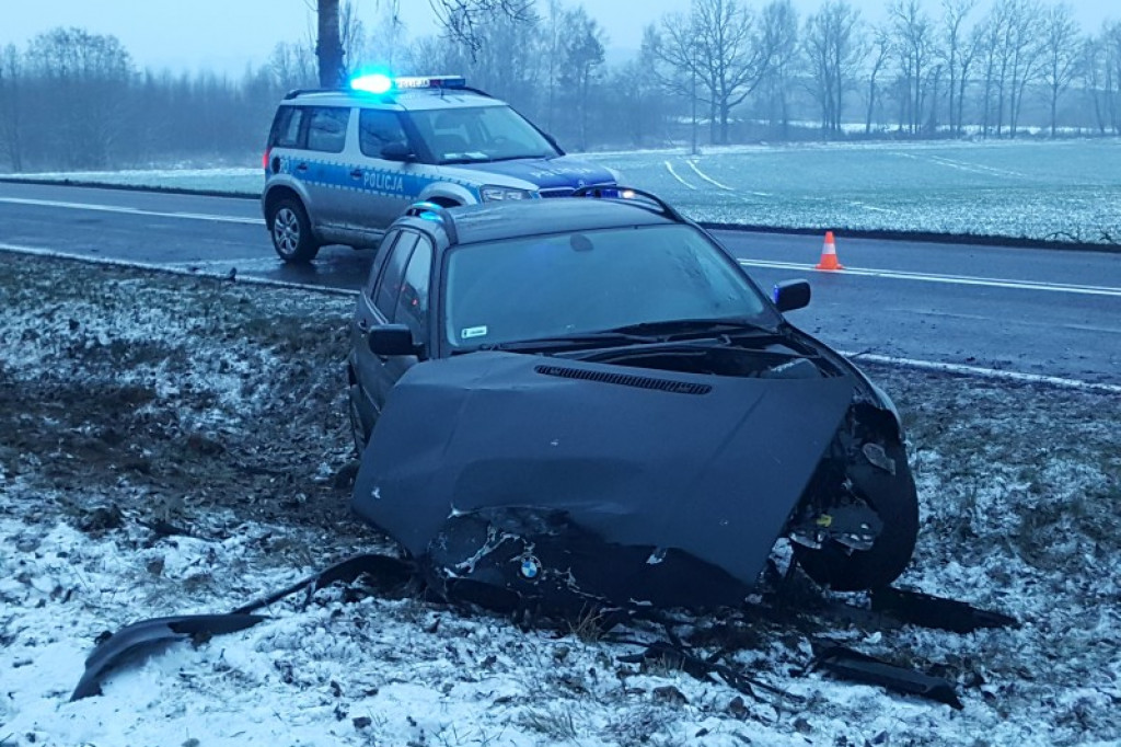 BMW w rowie. Kierująca w szpitalu
