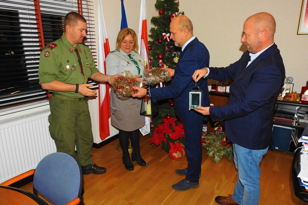 Harcerze przynieśli Światło Betlejemskie do Starostwa w Szczecinku