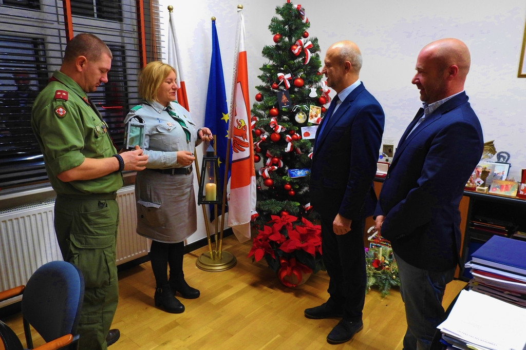 Harcerze przynieśli Światło Betlejemskie do Starostwa w Szczecinku