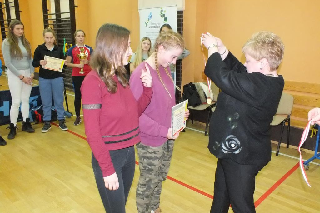 Złote tenisistki stołowe z 