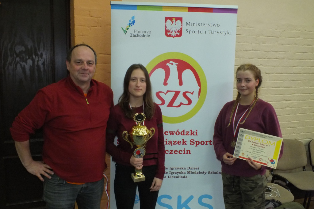 Złote tenisistki stołowe z 