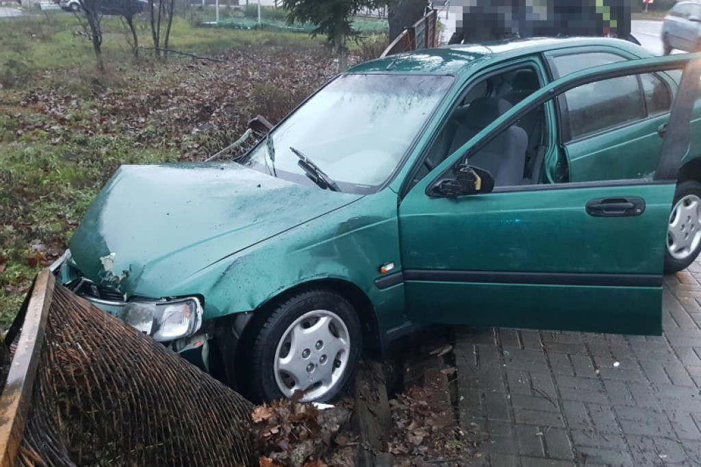 Honda wbiła się w płot na Sikorskiego