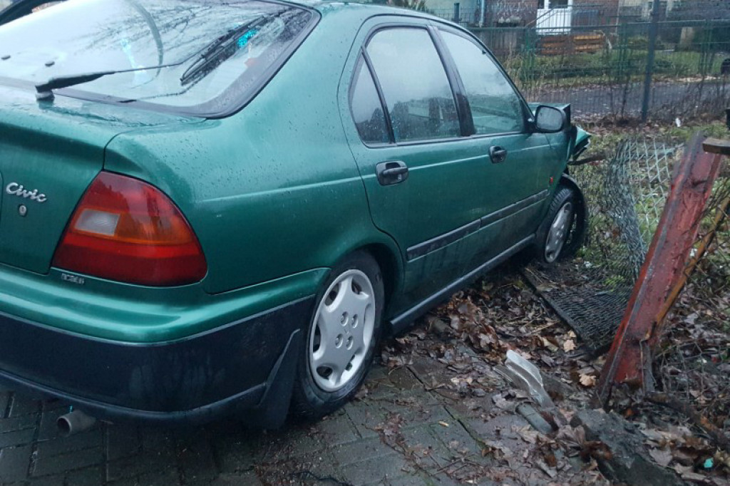 Honda wbiła się w płot na Sikorskiego