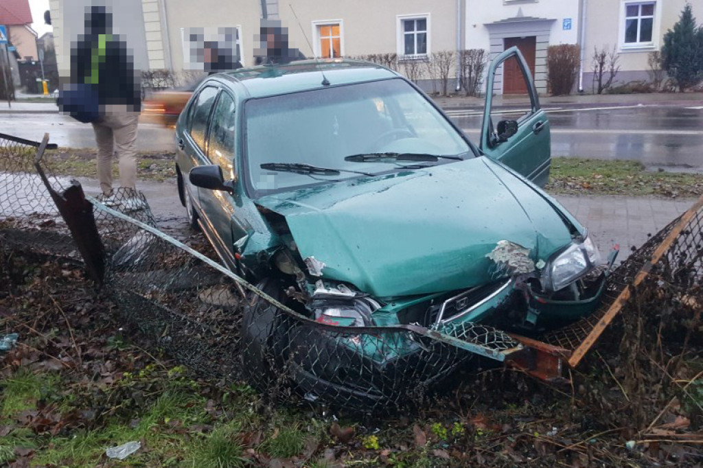 Honda wbiła się w płot na Sikorskiego