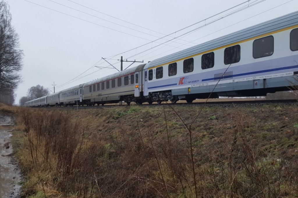 Tragiczny wypadek na torach. Pociąg PKP Intercity śmiertelnie potrącił mężczyznę