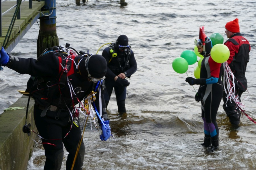 Płetwonurkowie i morsy przywitali Nowy Rok w wodach Trzesiecka