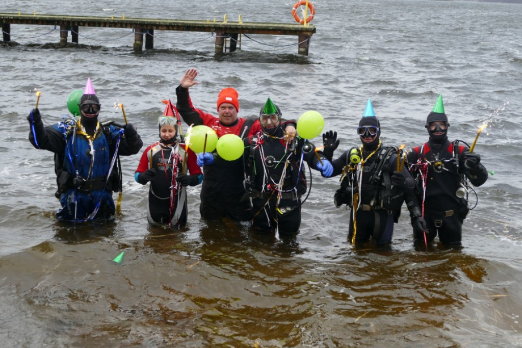 Płetwonurkowie i morsy przywitali Nowy Rok w wodach Trzesiecka