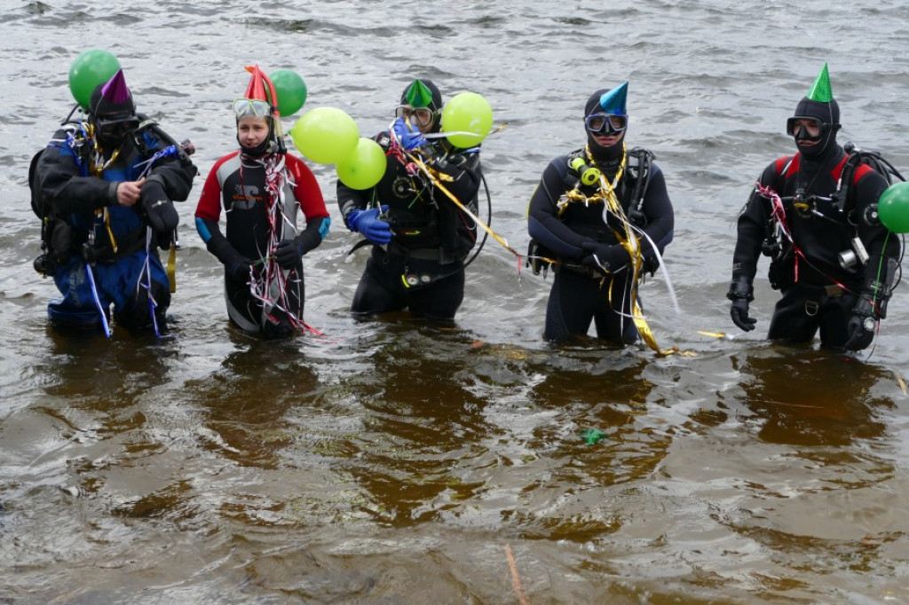 Płetwonurkowie i morsy przywitali Nowy Rok w wodach Trzesiecka