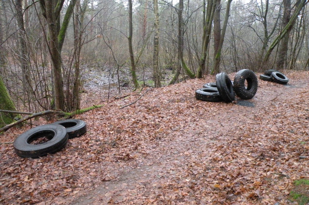 Lasek Zachodni, Szczecinek, za dużym bunkrem - sterta opon