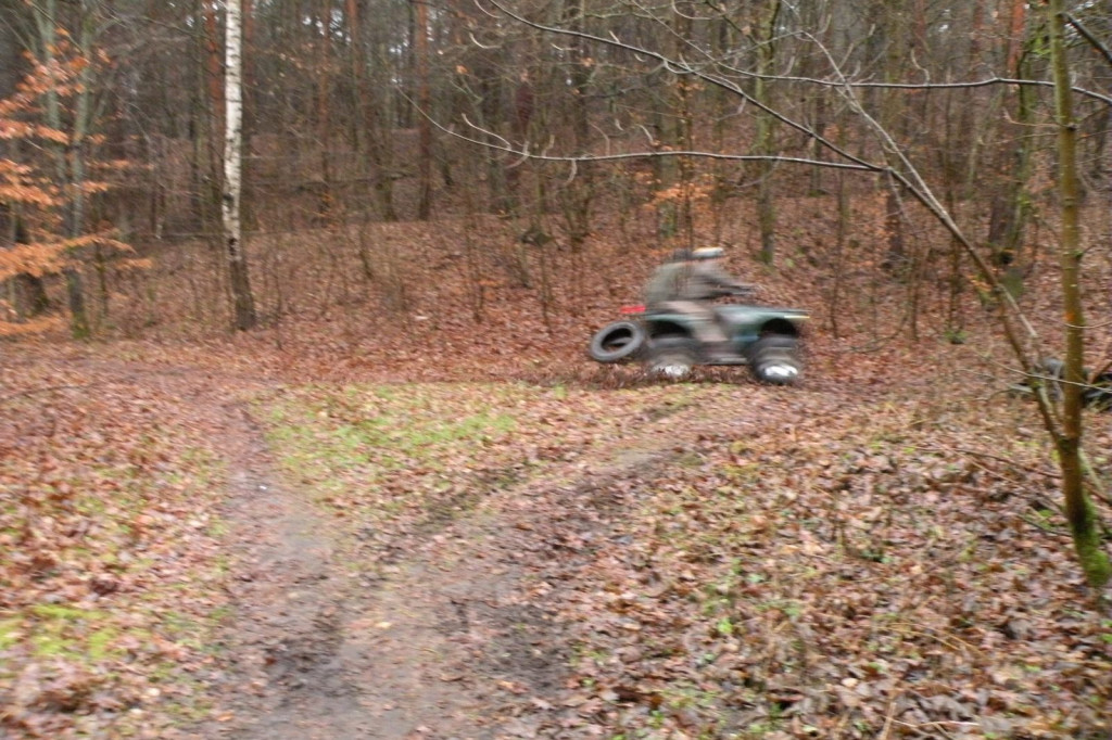 Lasek Zachodni, Szczecinek, za dużym bunkrem - sterta opon