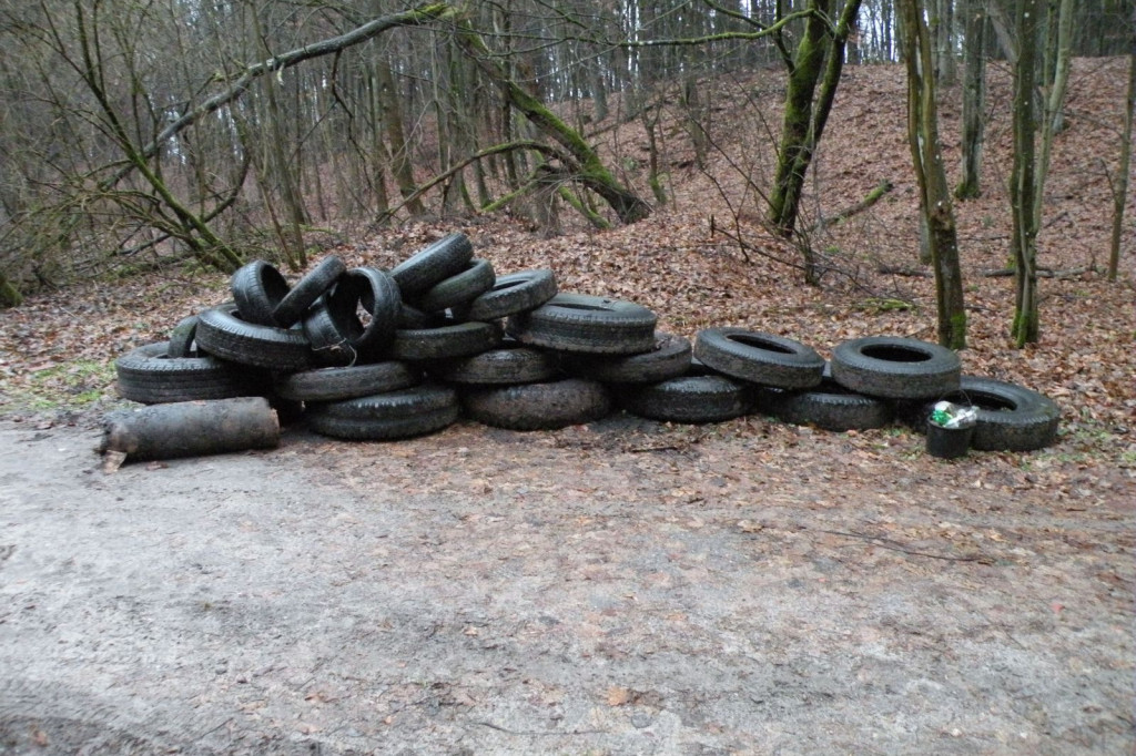 Lasek Zachodni, Szczecinek, za dużym bunkrem - sterta opon