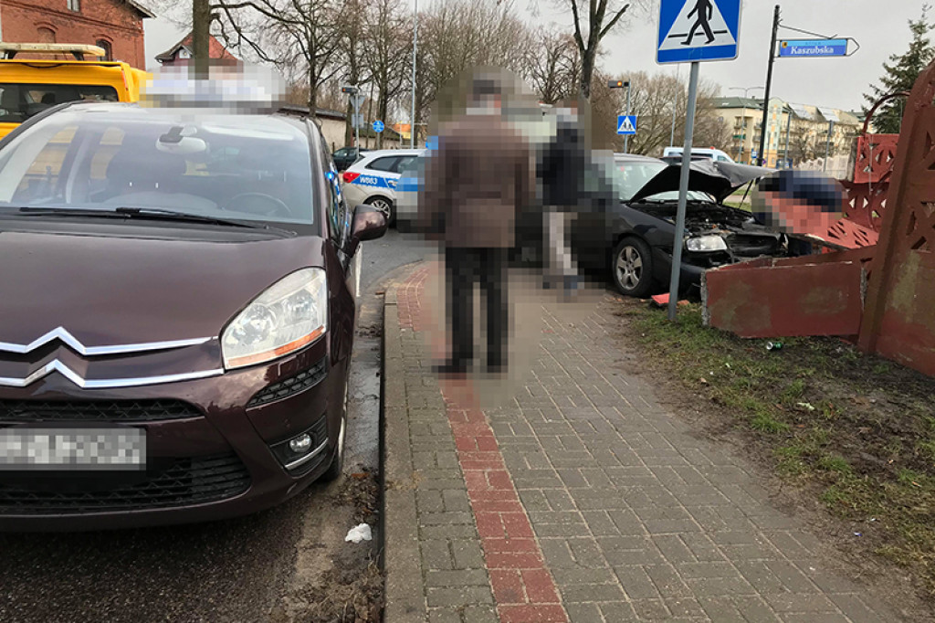 Taksówka zajechała drogę. Audi wbiło się w płot