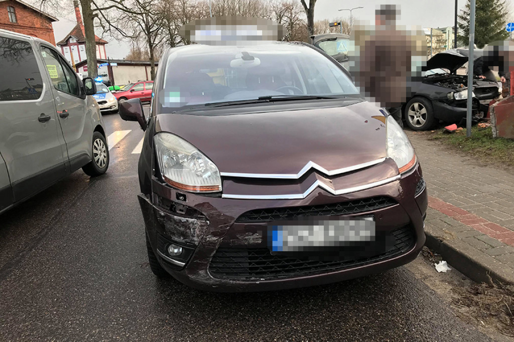 Taksówka zajechała drogę. Audi wbiło się w płot