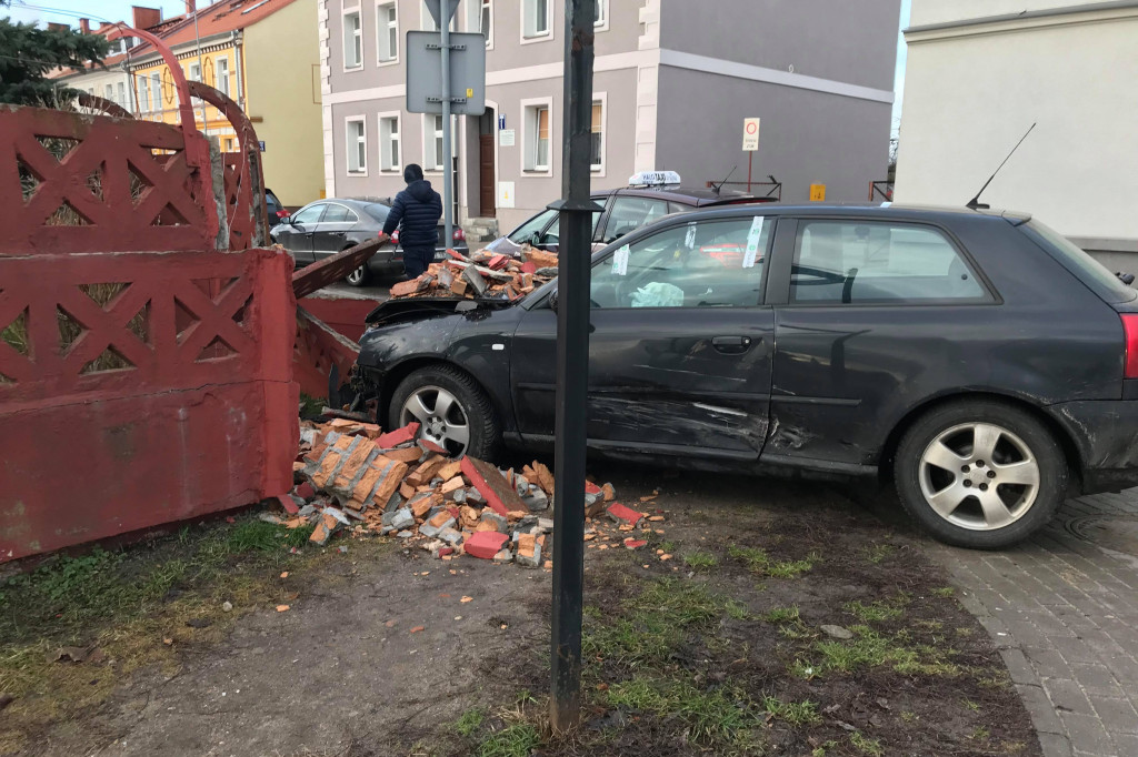 Taksówka zajechała drogę. Audi wbiło się w płot