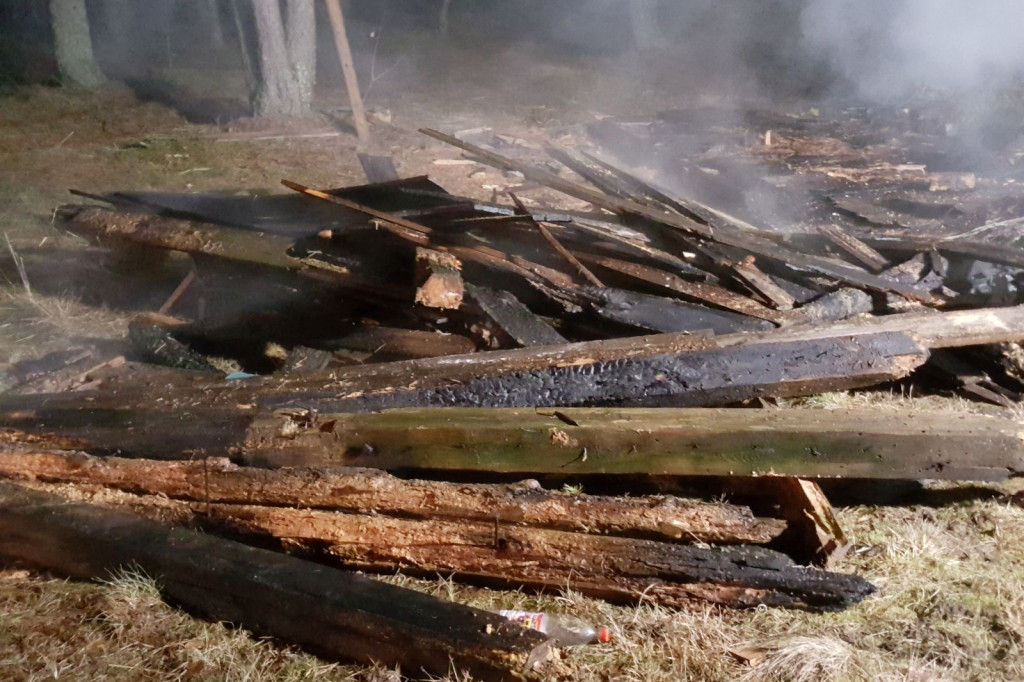 Spalona szopa, Borki gmina Okonek