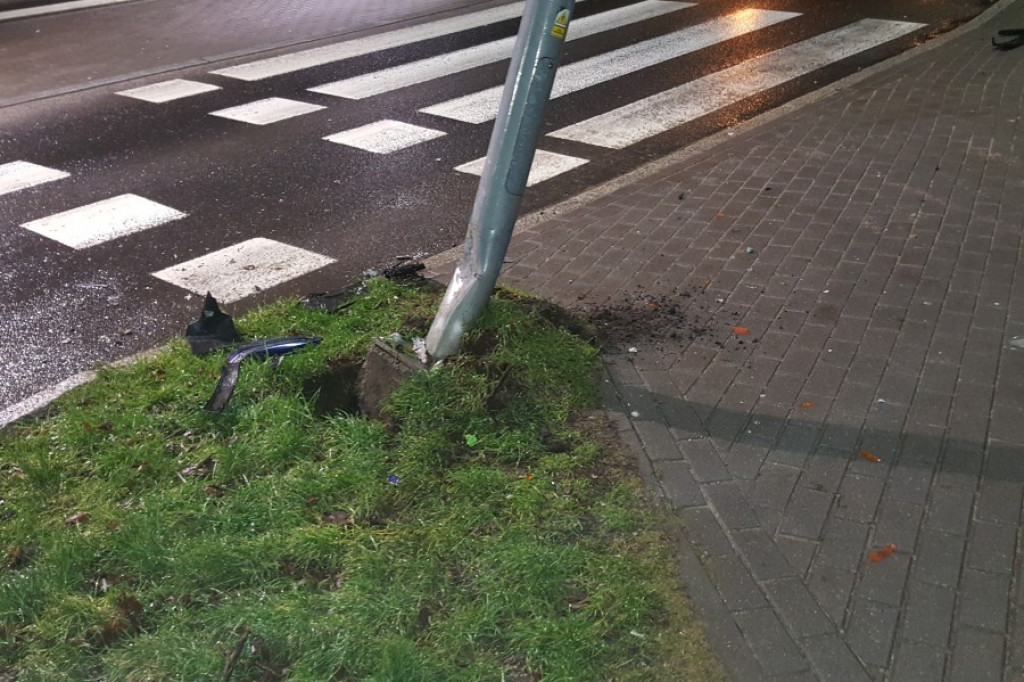 Uderzył w latarnię i odjechał. Policja szuka kierowcy