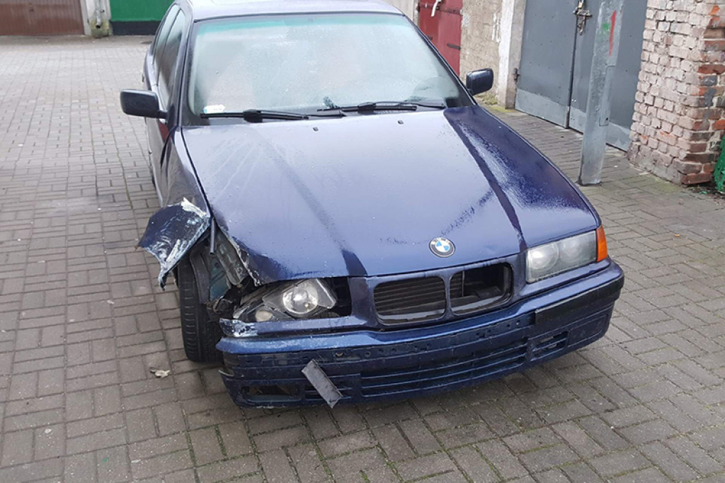 Uderzył w latarnię i odjechał. Policja szuka kierowcy