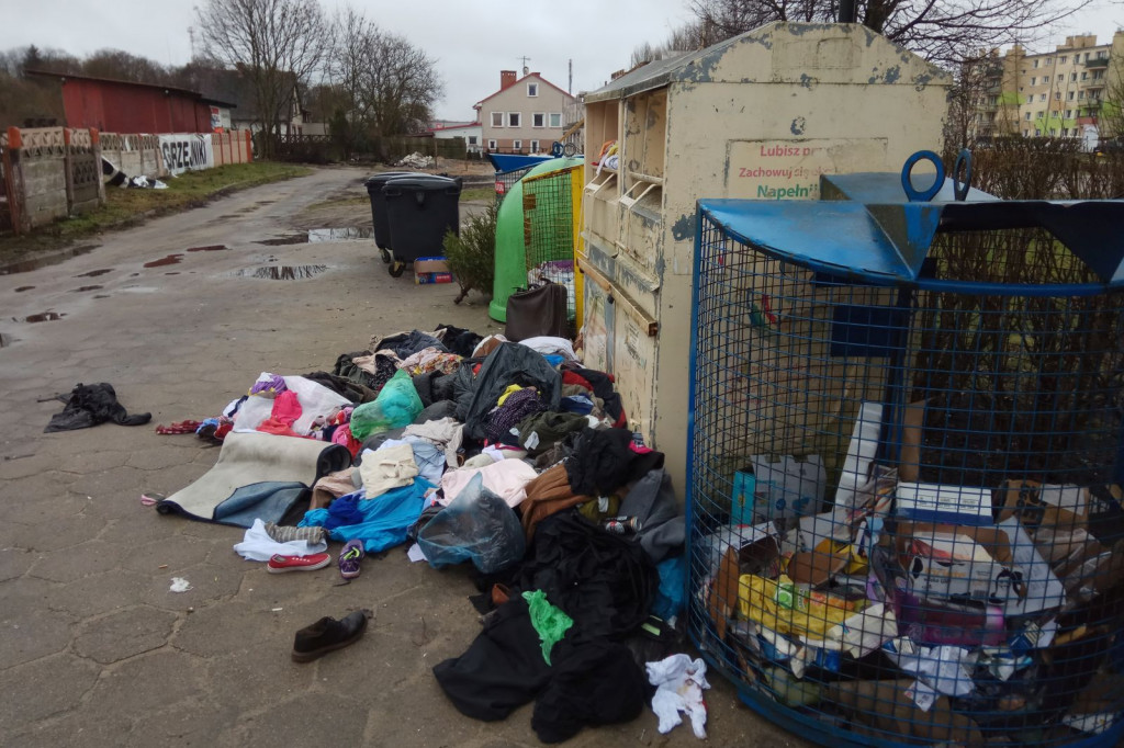 Rozrzucona odzież używana przy śmietnikach, Wodociągowa, Szczecinek