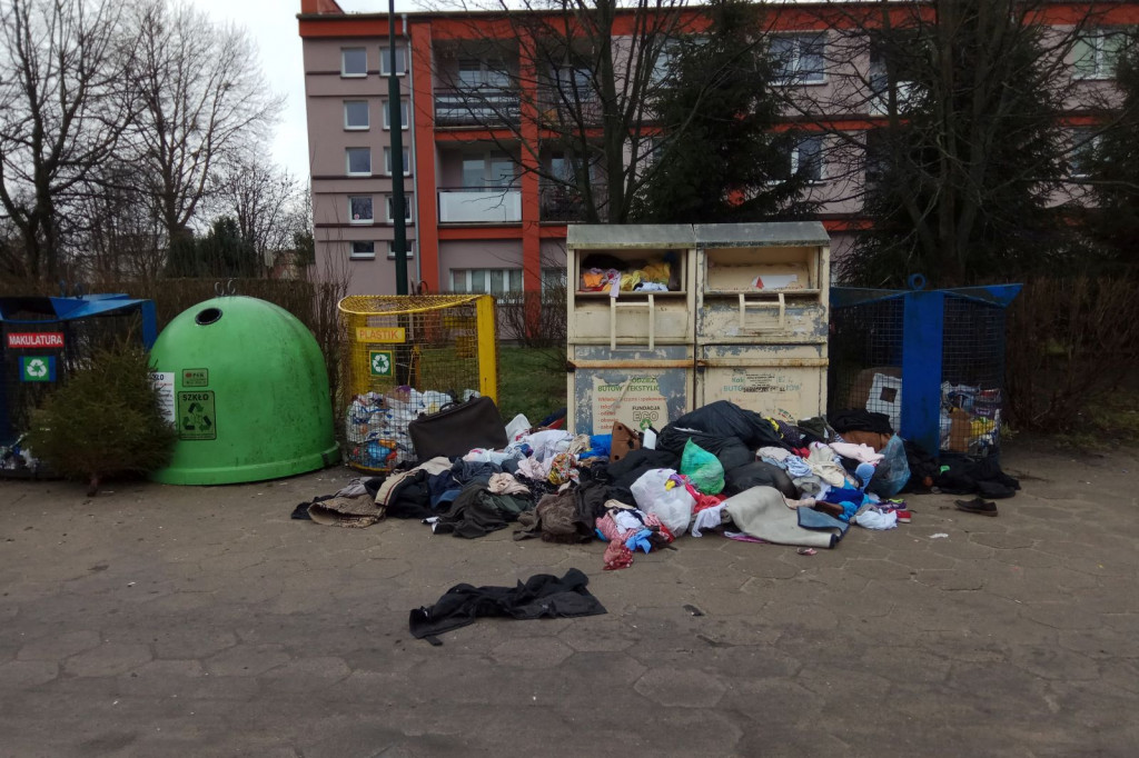 Rozrzucona odzież używana przy śmietnikach, Wodociągowa, Szczecinek