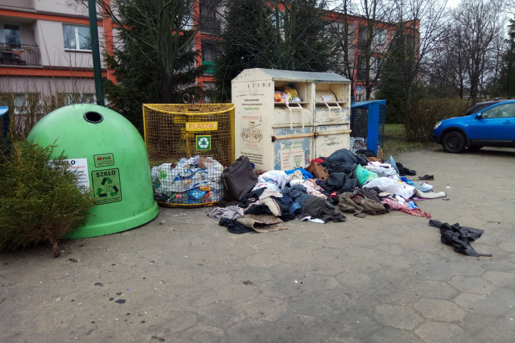 Rozrzucona odzież używana przy śmietnikach, Wodociągowa, Szczecinek