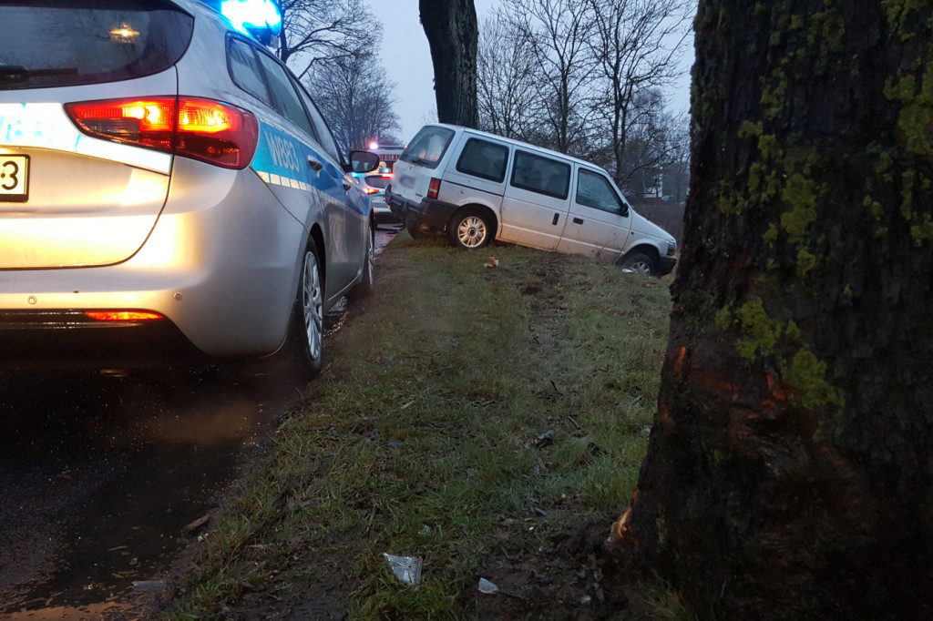 Wypadek koło Barwic. Droga Krajowa 172. Chrysler uderzył w drzewo.