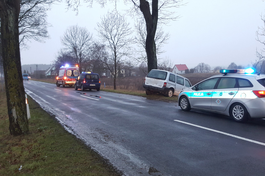 Wypadek koło Barwic. Droga Krajowa 172. Chrysler uderzył w drzewo.