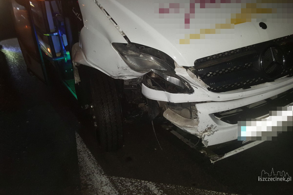 MARCELIN. Citroen wjechał pod busa pełnego ludzi