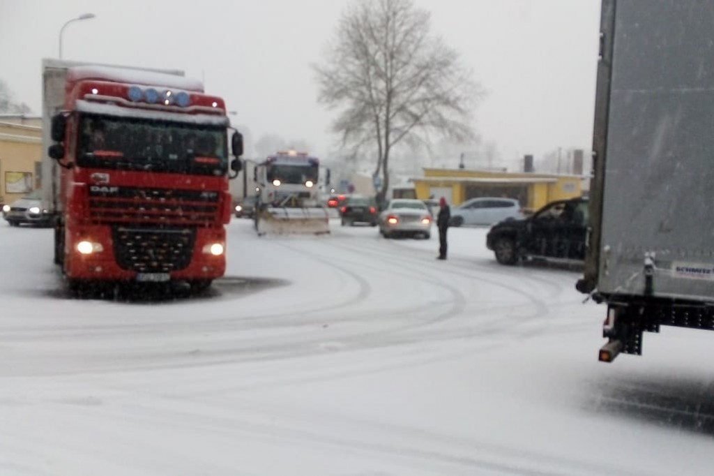 Atak zimy w powiecie szczecineckim. Biało na drogach dookoła Białego Boru.