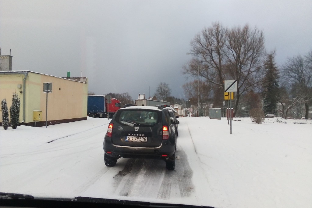 Atak zimy w powiecie szczecineckim. Biało na drogach dookoła Białego Boru.