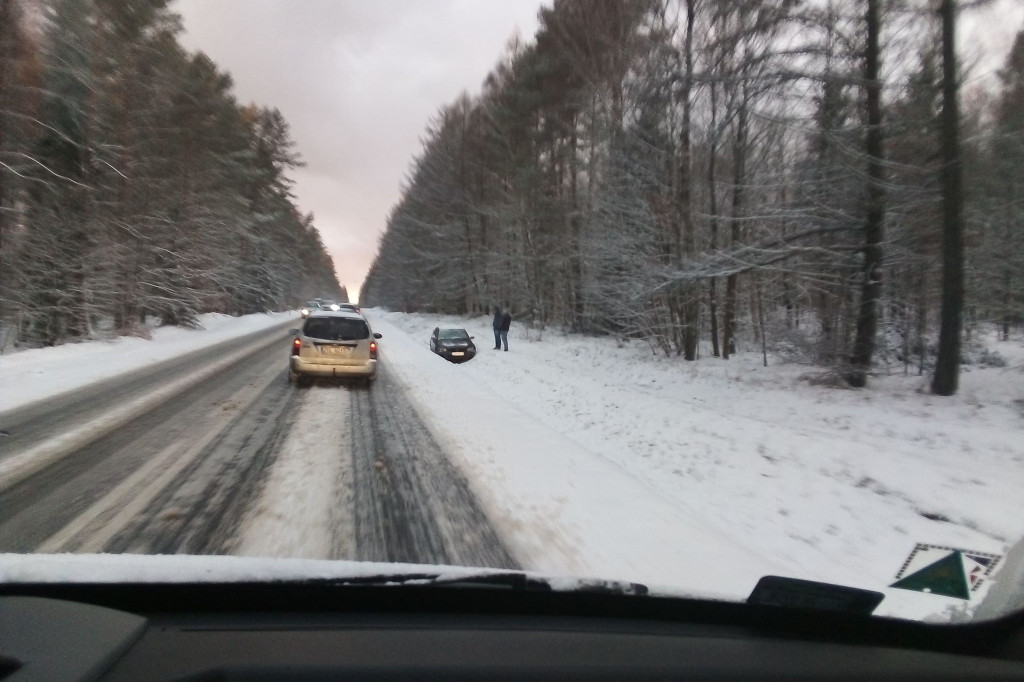 Atak zimy w powiecie szczecineckim. Biało na drogach dookoła Białego Boru.