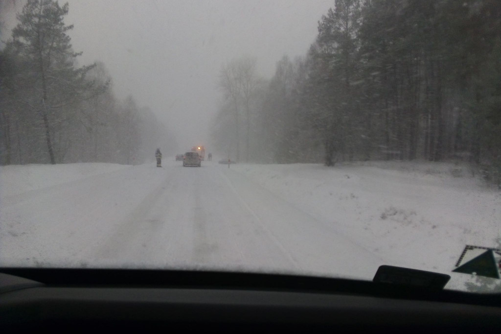 Atak zimy w powiecie szczecineckim. Biało na drogach dookoła Białego Boru.