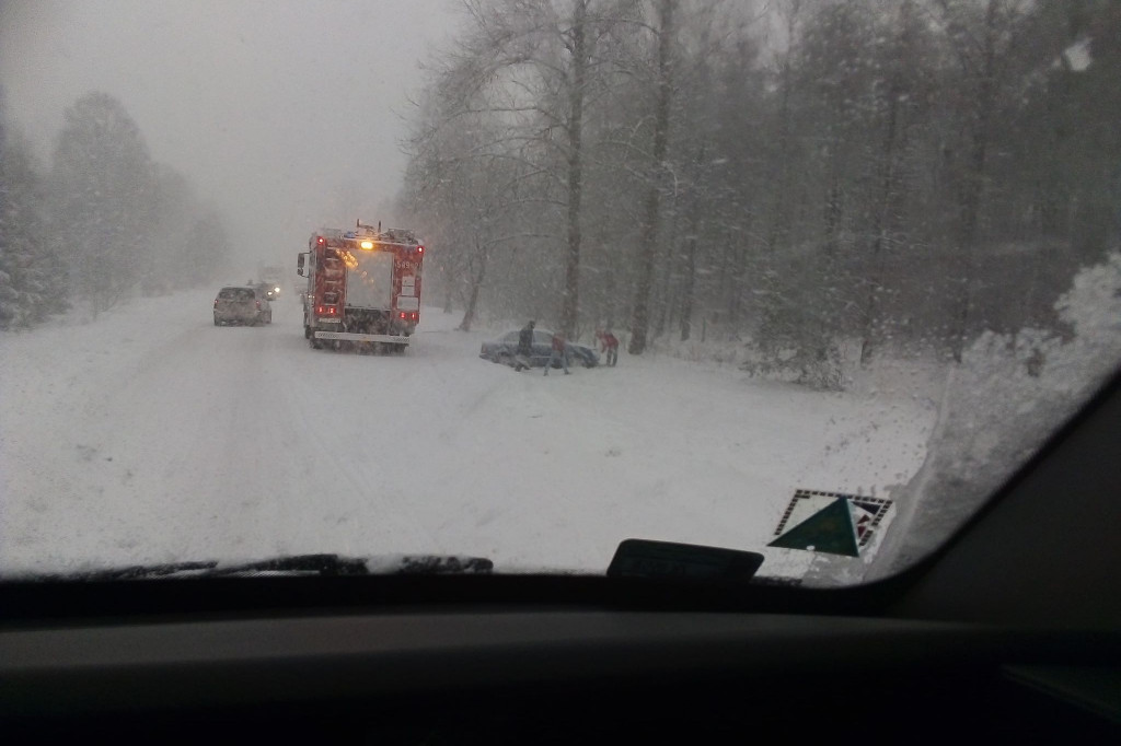 Atak zimy w powiecie szczecineckim. Biało na drogach dookoła Białego Boru.