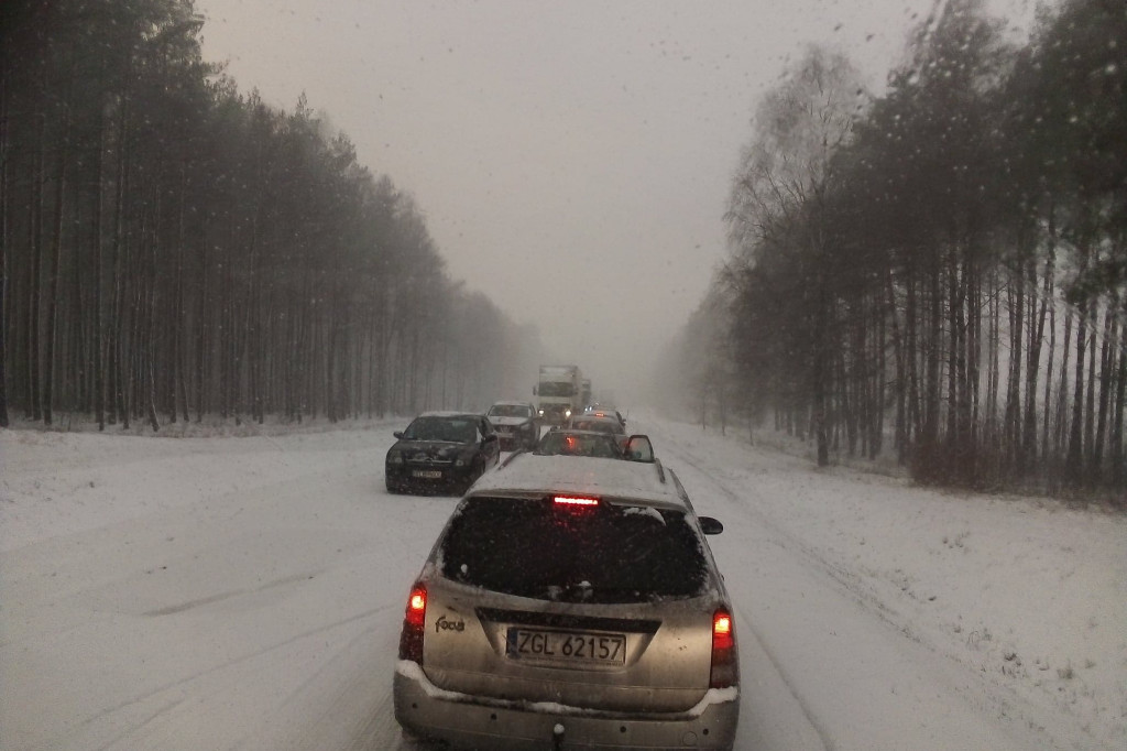 Atak zimy w powiecie szczecineckim. Biało na drogach dookoła Białego Boru.
