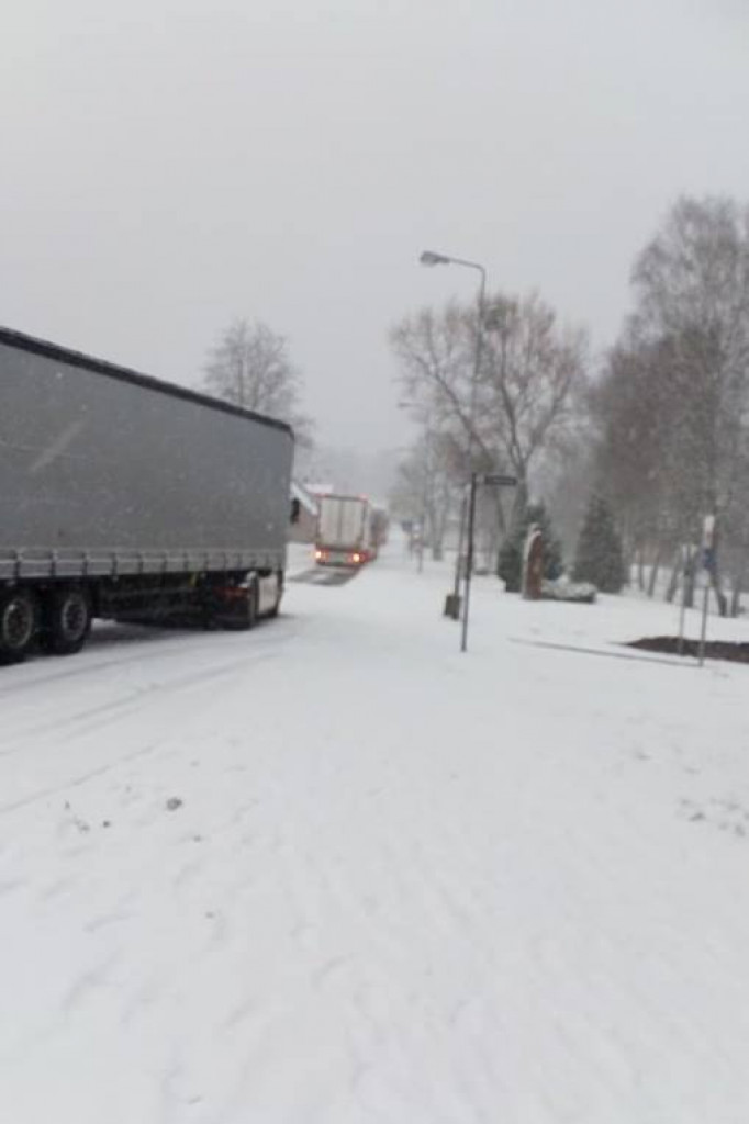 Atak zimy w powiecie szczecineckim. Biało na drogach dookoła Białego Boru.