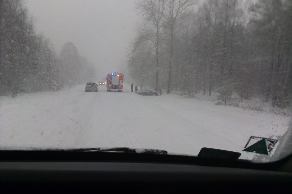 Atak zimy w powiecie szczecineckim. Biało na drogach dookoła Białego Boru.