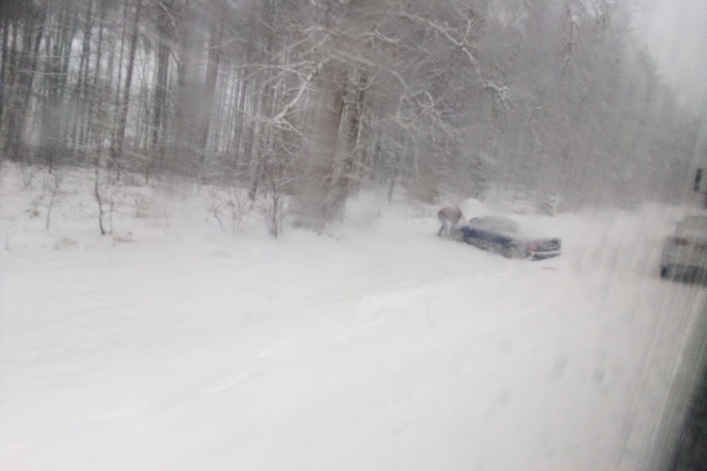 Atak zimy w powiecie szczecineckim. Biało na drogach dookoła Białego Boru.