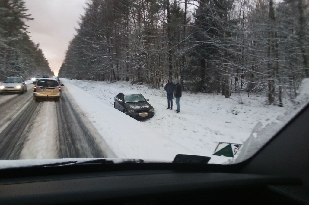 Atak zimy w powiecie szczecineckim. Biało na drogach dookoła Białego Boru.