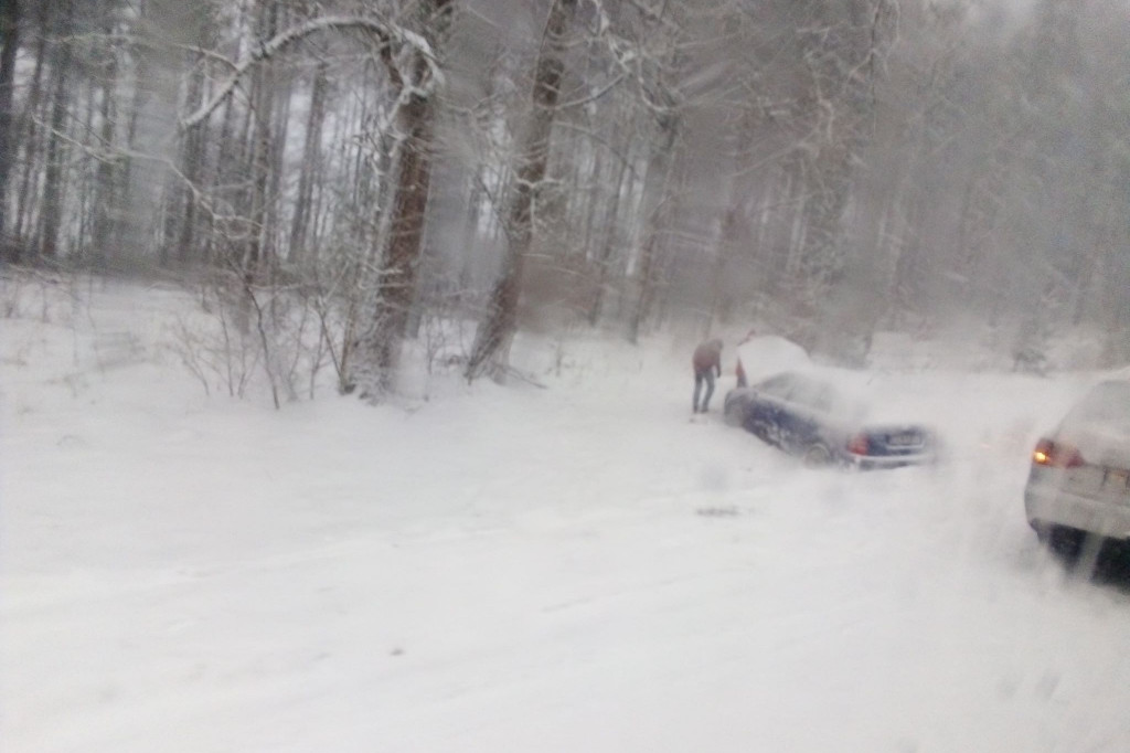 Atak zimy w powiecie szczecineckim. Biało na drogach dookoła Białego Boru.