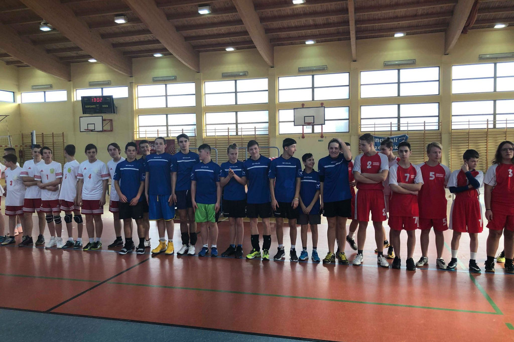 Szkoła Podstawowa nr 7 wygrywa powiatowy turniej siatkówki.