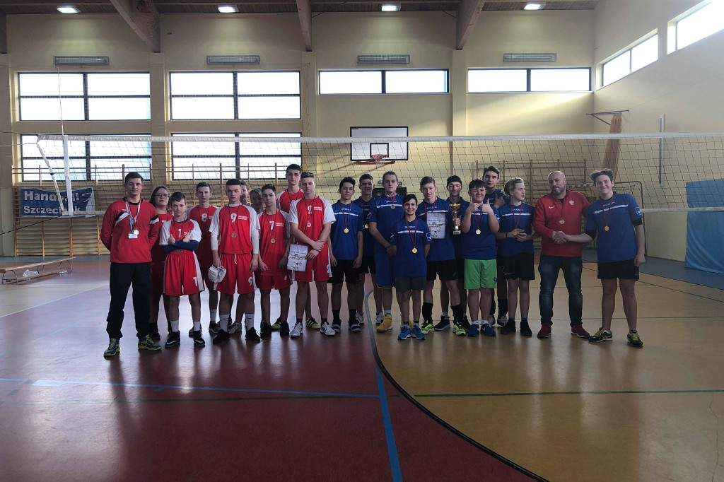 Szkoła Podstawowa nr 7 wygrywa powiatowy turniej siatkówki.