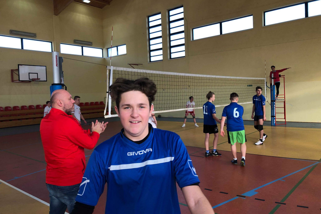 Szkoła Podstawowa nr 7 wygrywa powiatowy turniej siatkówki.