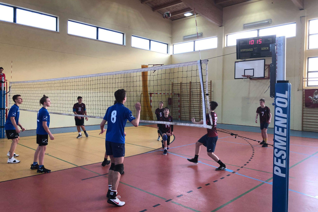 Szkoła Podstawowa nr 7 wygrywa powiatowy turniej siatkówki.
