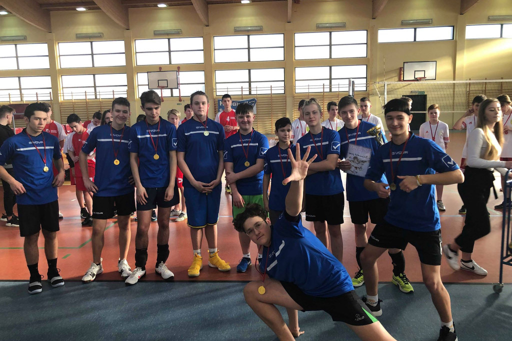 Szkoła Podstawowa nr 7 wygrywa powiatowy turniej siatkówki.